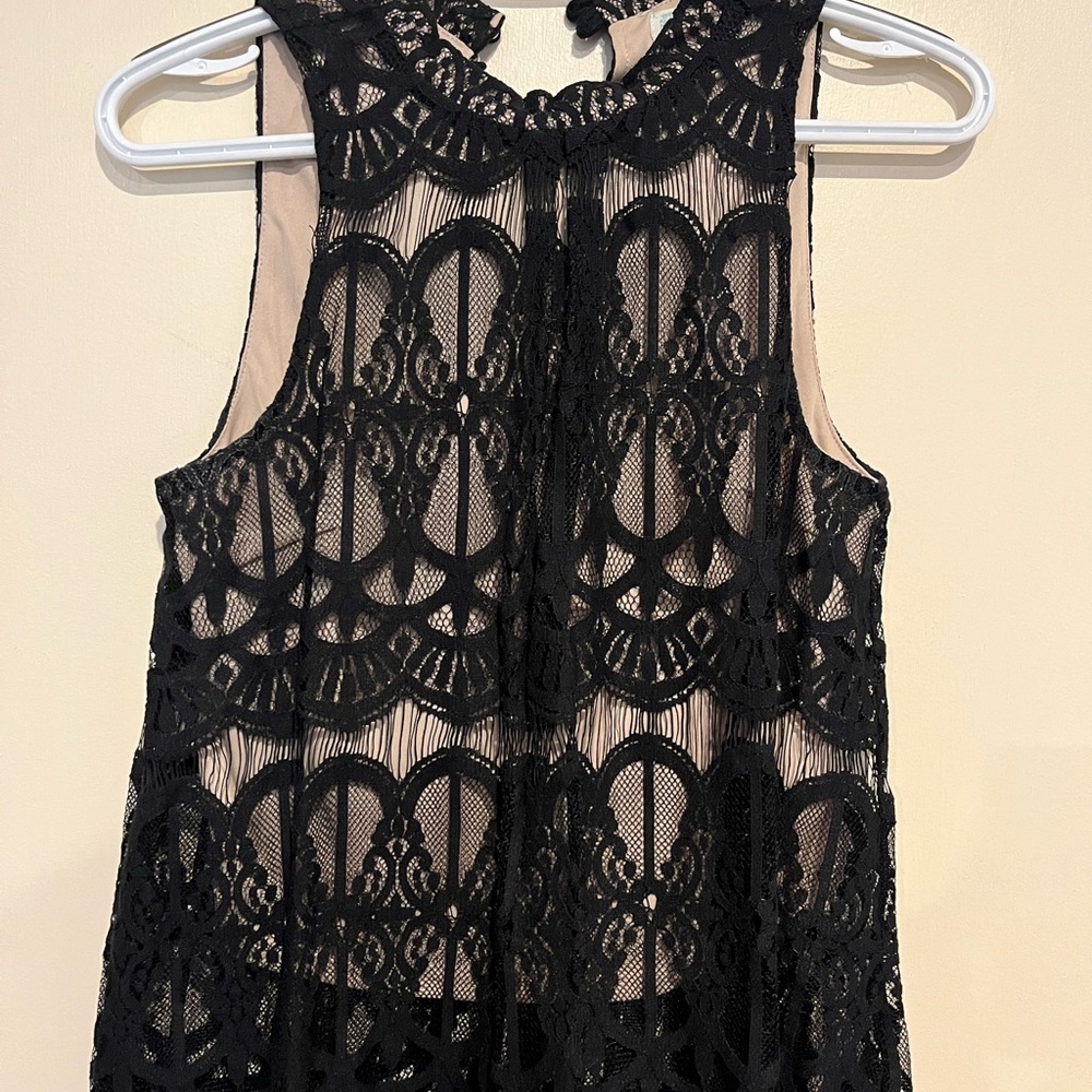 Elegant Black Lace Sleeveless Top - Picture 4 of 4